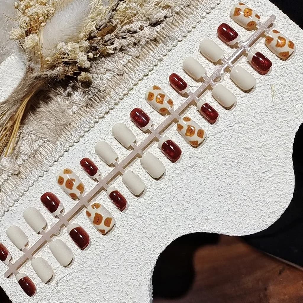 Kuku Palsu Cat Eye Beruang Kastanya Bentuk Ballerina Pendek Glitter