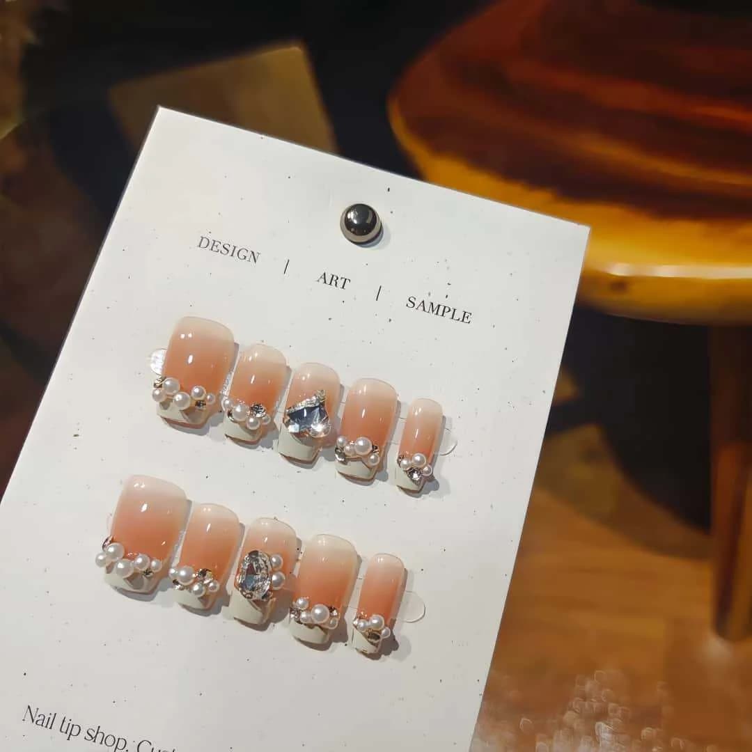 Kuku Palsu Tekan Putih Susu Dengan Mutiara dan Berlian Imitasi
