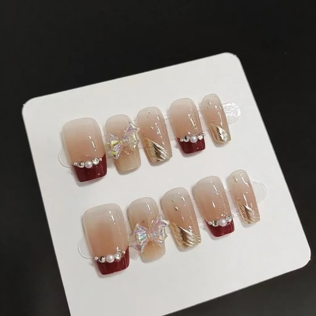 Kuku Palsu Pendek French Tip dengan Kilauan Emas & Reka Bentuk Bow