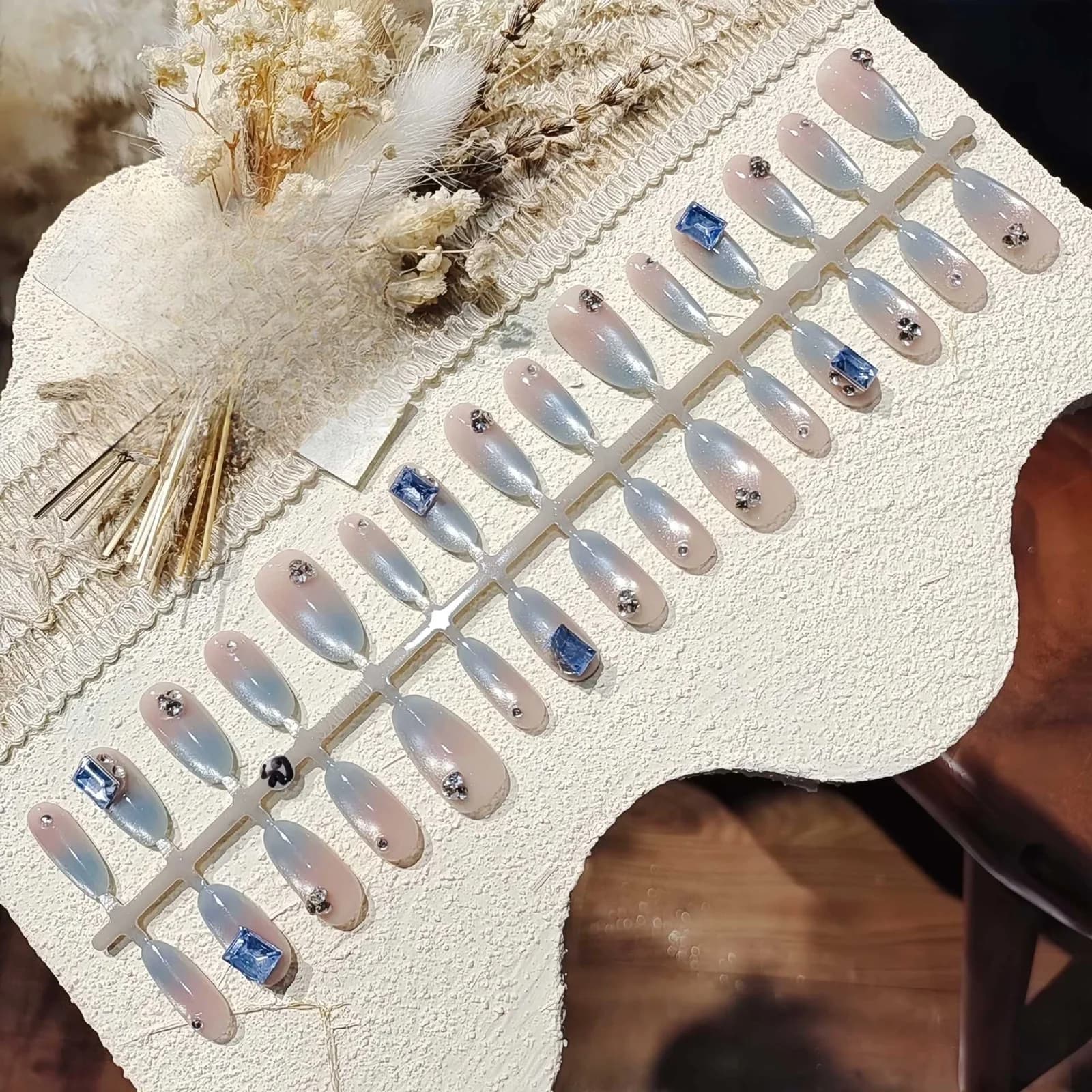 Kuku Palsu Cat Eye Biru Ais dengan Gradien Glitter Oval Sederhana