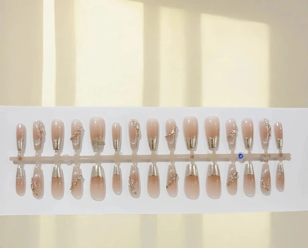 Kuku Palsu French Tip dengan Rim Emas dan Glitter, 30 Keping