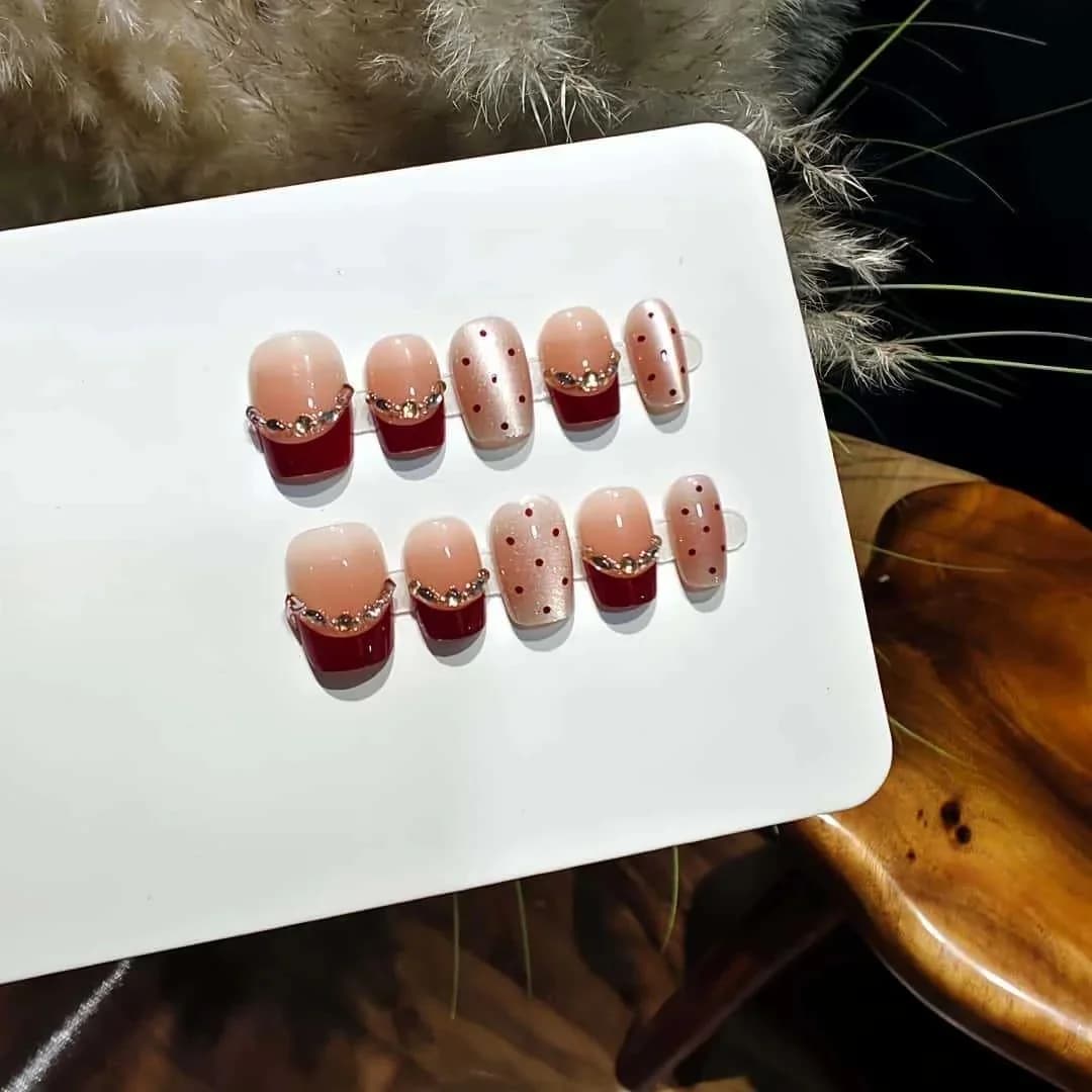 Kuku Palsu Tekan Cat Eye Coklat Merah dengan Batu Permata
