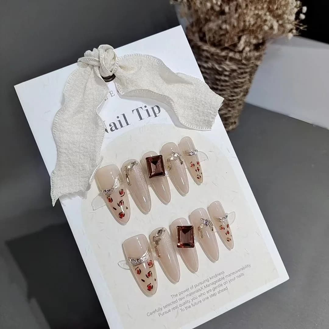 Kuku Palsu Corak Leopard dengan Berlian Imitasi, Bentuk Stiletto Panjang