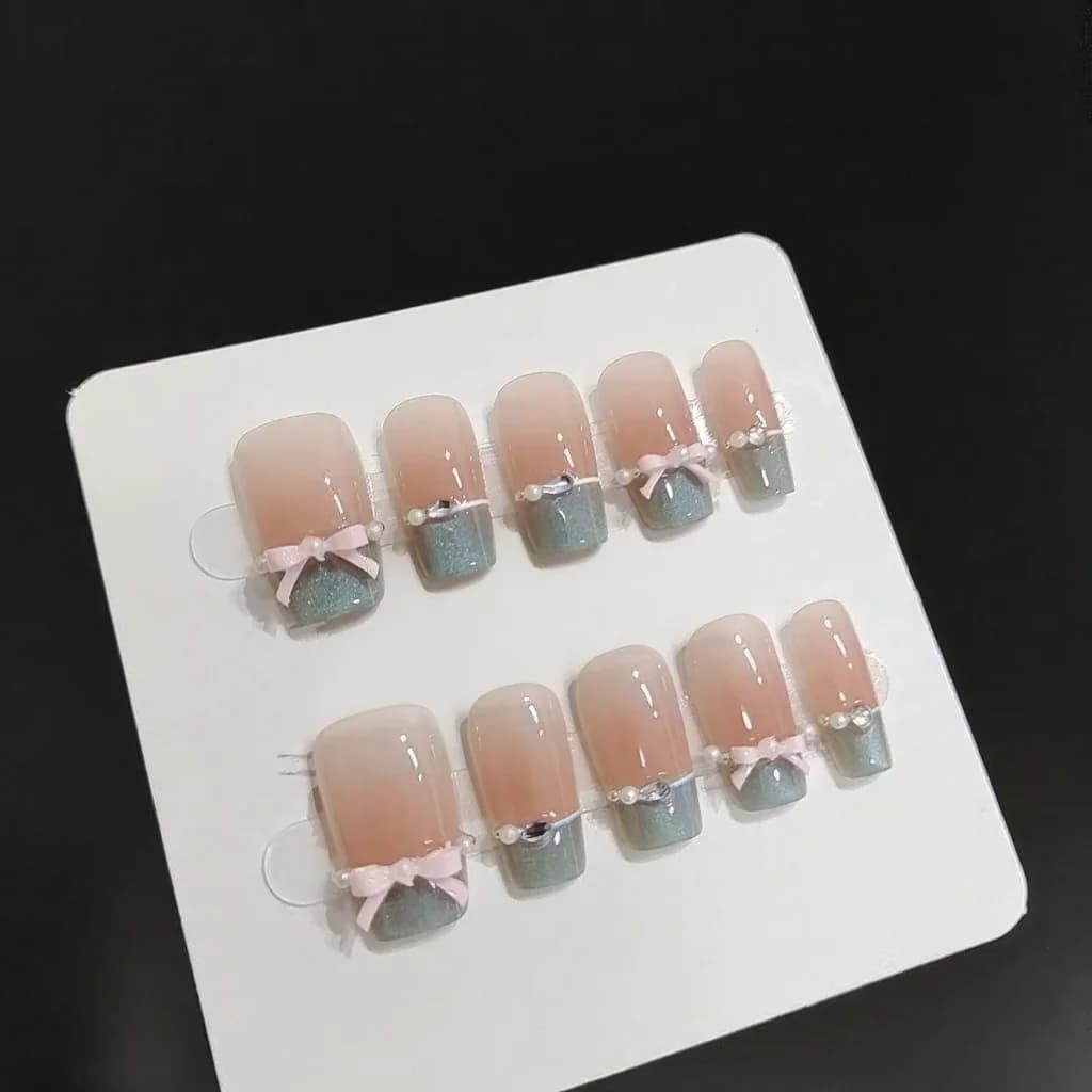 Kuku Palsu Biru Kristal Pink Rama-rama dengan Hujung Perancis Mata Kucing