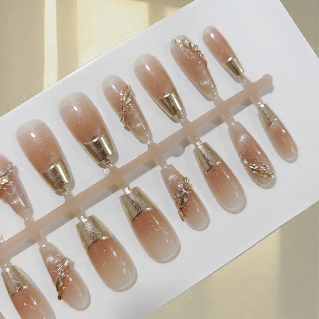 Kuku Palsu French Tip dengan Rim Emas dan Glitter, 30 Keping