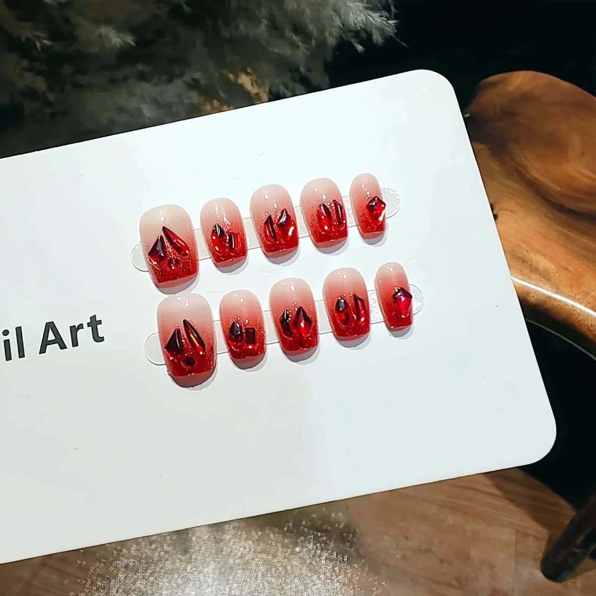 Kuku Tekan Cat Eye Gradien Merah Bentuk Ballerina Pendek dengan Batu Permata