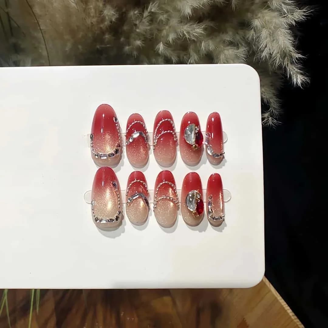 Kuku Palsu Cat Eye Merah Mawar dengan Berlian Imitasi dan Rantai