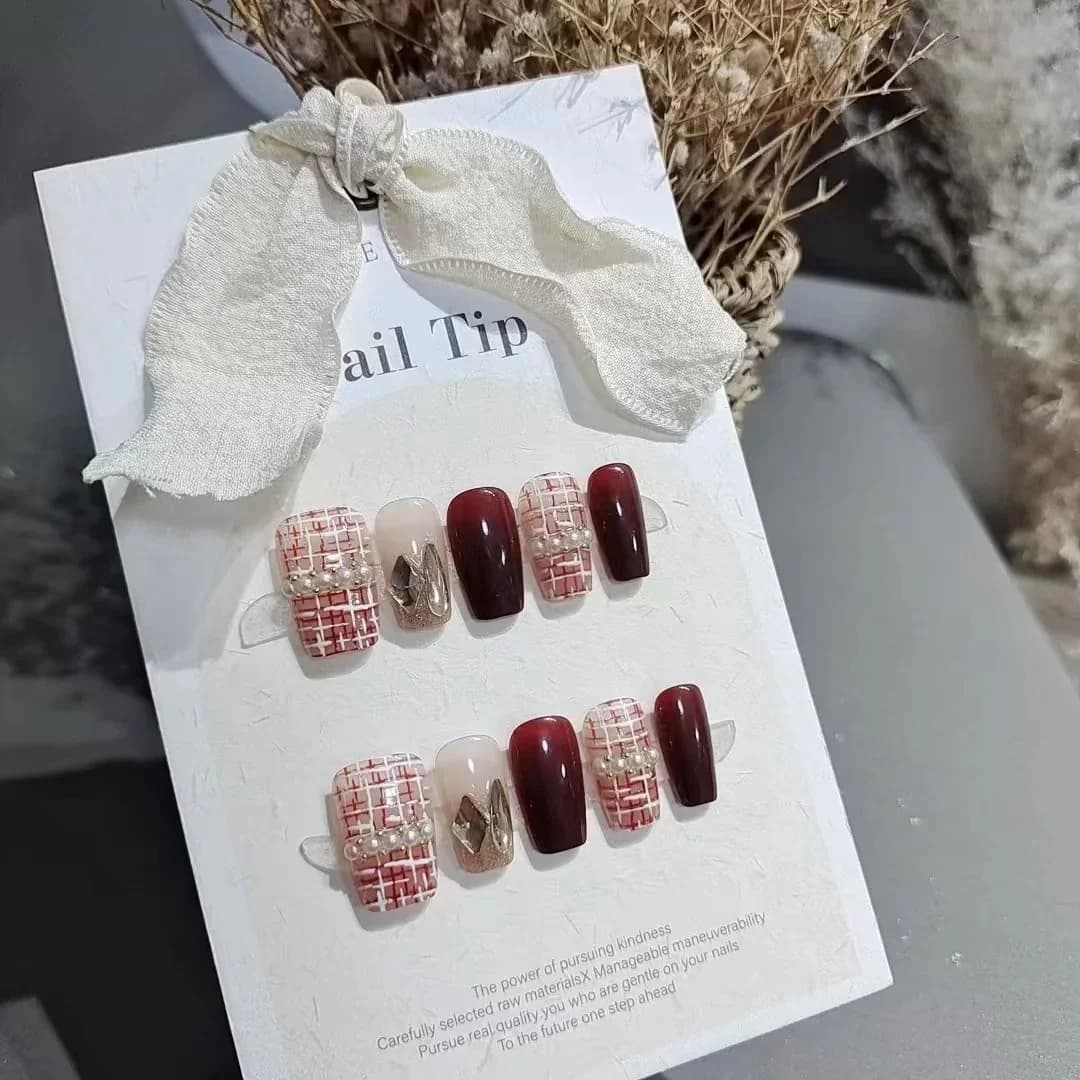 Kuku Palsu Tekstur Tweed Merah dengan Mutiara, Pendek Segi Empat, 10 Keping