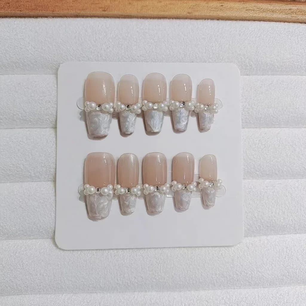 Kuku Palsu Tekan Corak Benang Mother of Pearl dengan Mutiara dan Batu Permata