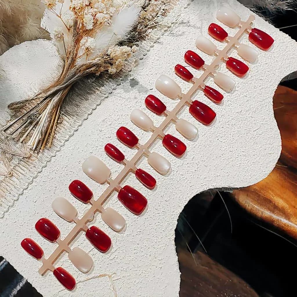 Kuku Palsu Merah Cat Eye dengan Manik Kaca, Reka Bentuk Glitter