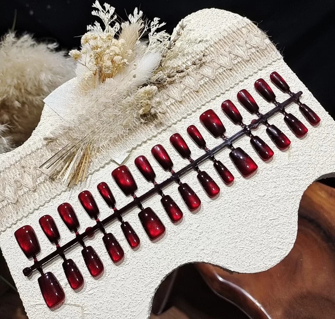 Kuku Palsu Cat Eye Merah Kesan Manik Kaca Pendek Coffin Ballerina