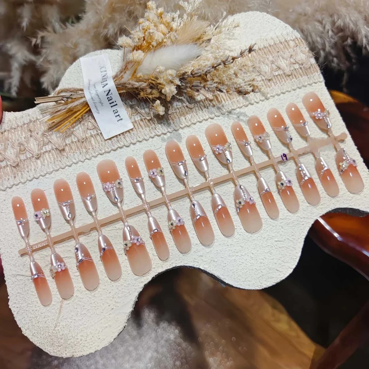 Kuku Palsu Mata Kucing Bunga Bentuk Stiletto Panjang dengan Aksen Kristal