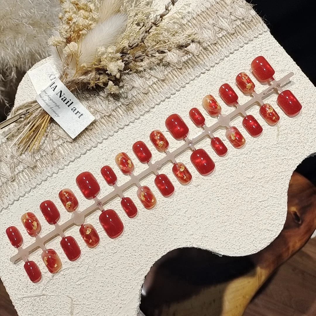 Kuku Palsu Tekan Mata Kucing Merah dengan Kerajang Emas, Bentuk Segi Empat Pendek