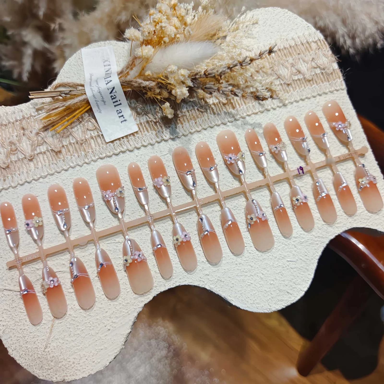 Kuku Palsu Mata Kucing Bunga Bentuk Stiletto Panjang dengan Aksen Kristal