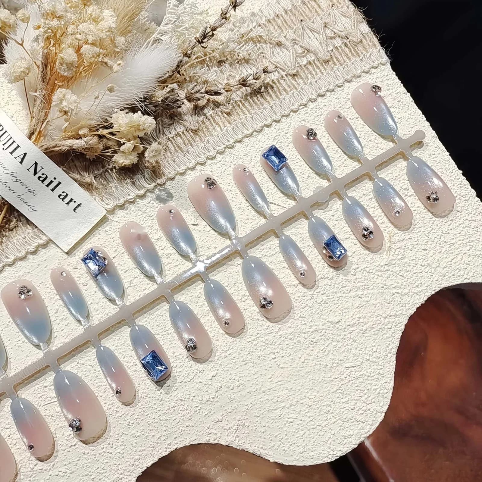 Kuku Palsu Cat Eye Biru Ais dengan Gradien Glitter Oval Sederhana