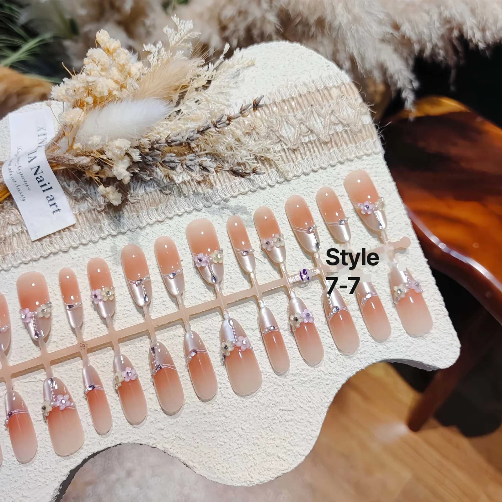 Kuku Palsu Mata Kucing Bunga Bentuk Stiletto Panjang dengan Aksen Kristal