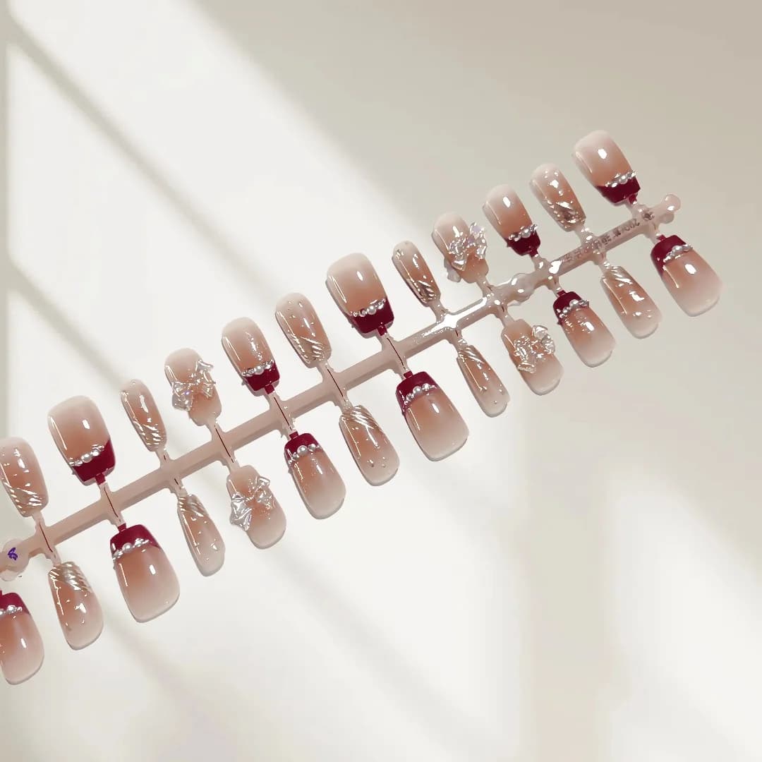 Kuku Palsu Pendek French Tip dengan Kilauan Emas & Reka Bentuk Bow