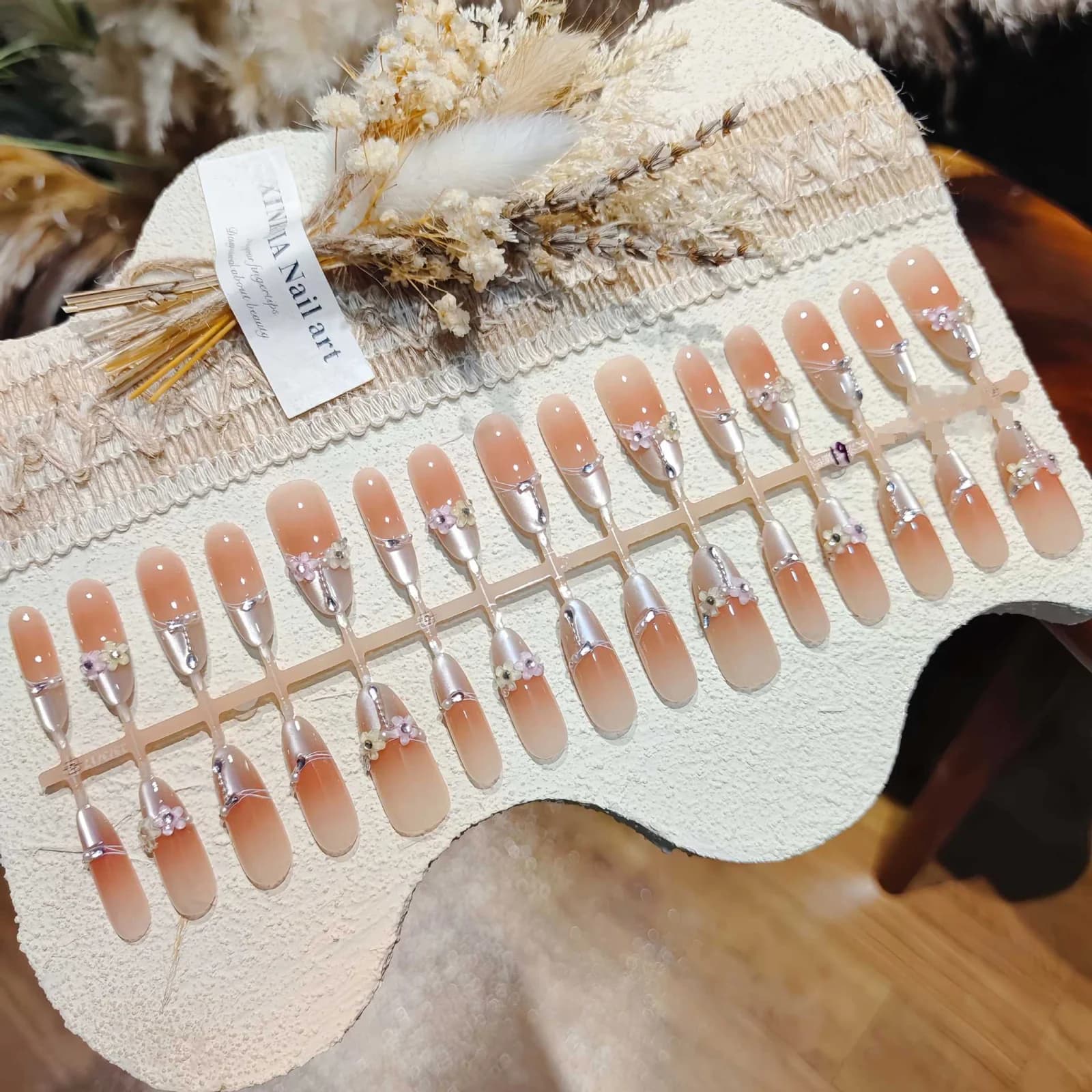 Kuku Palsu Mata Kucing Bunga Bentuk Stiletto Panjang dengan Aksen Kristal