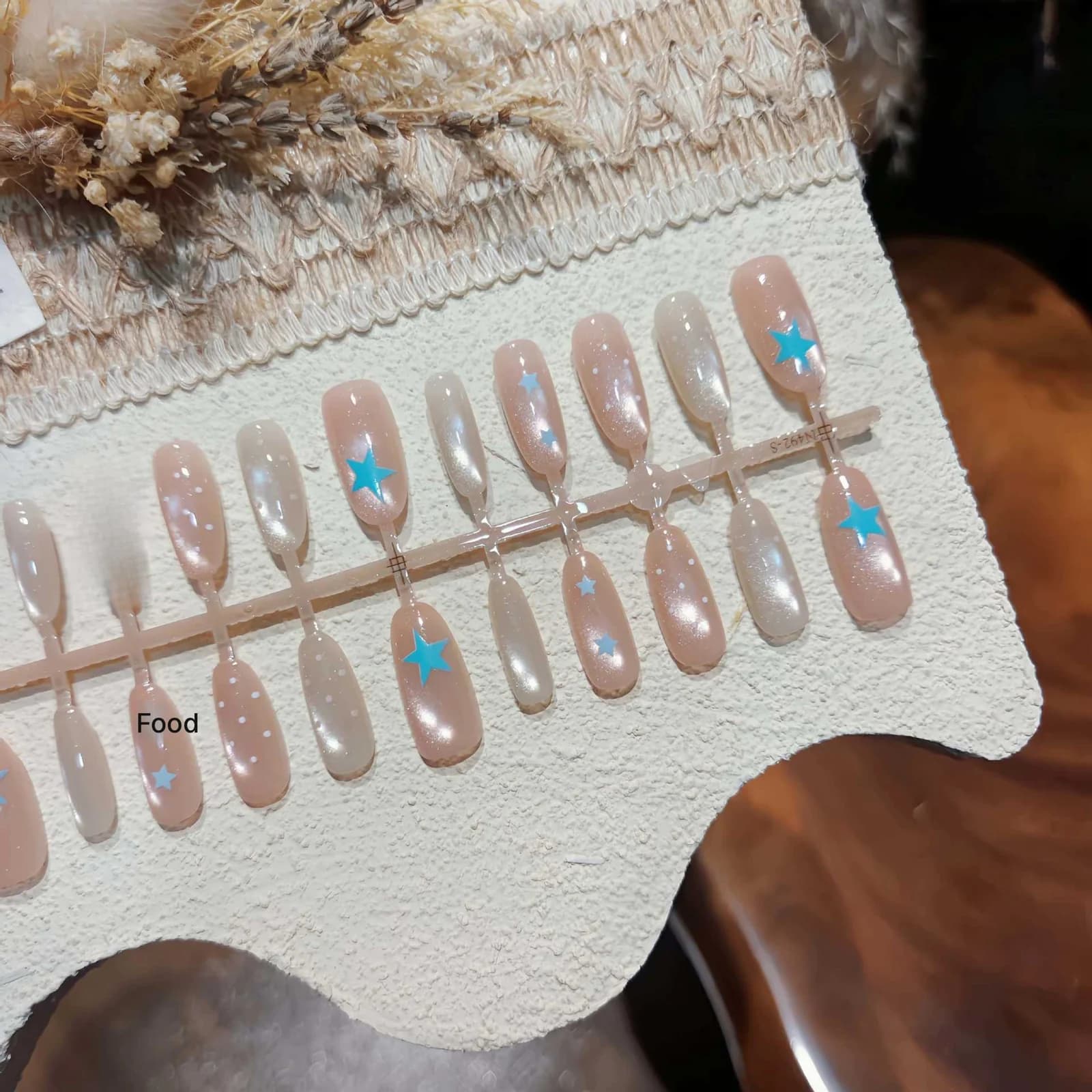 Kuku Palsu Cat Eye Reka Bentuk Peach Cerah Bintang 30 Keping