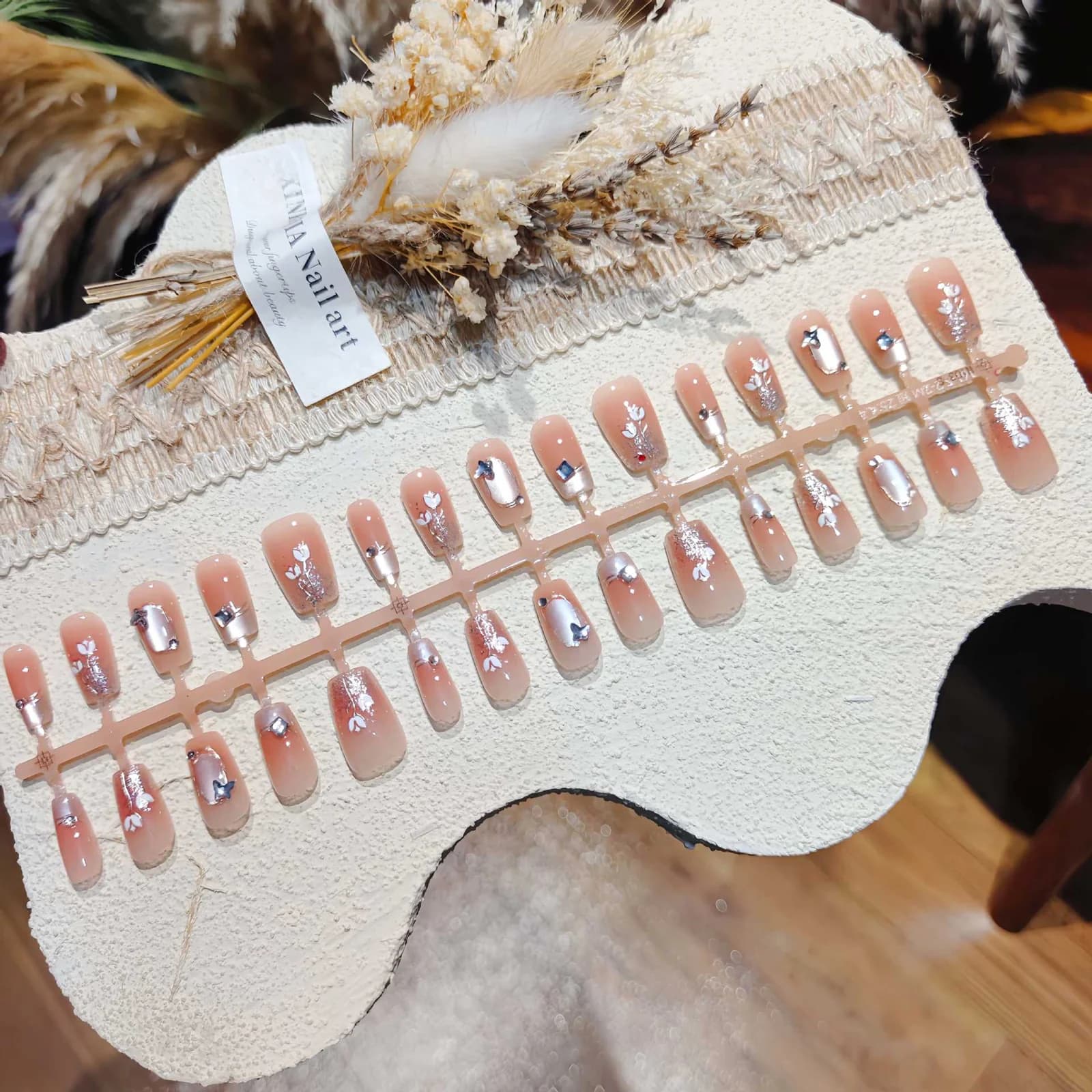 Kuku Tekan Mata Kucing dengan Glitter Emas dan Batu Permata