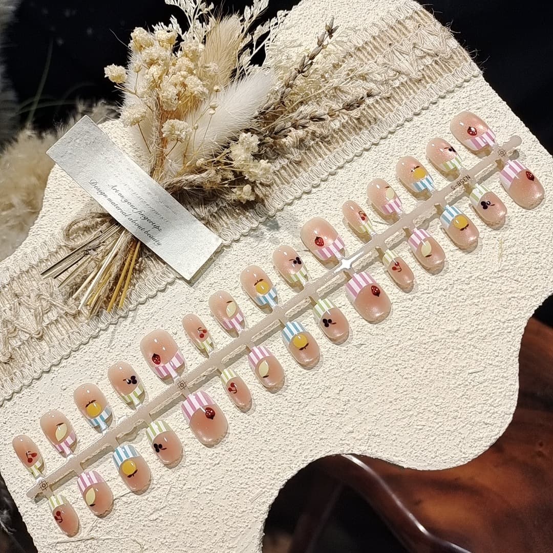 Kuku Palsu Ballerina Pendek Gaya Cat Eye Gula-gula Dengan Batu Permata